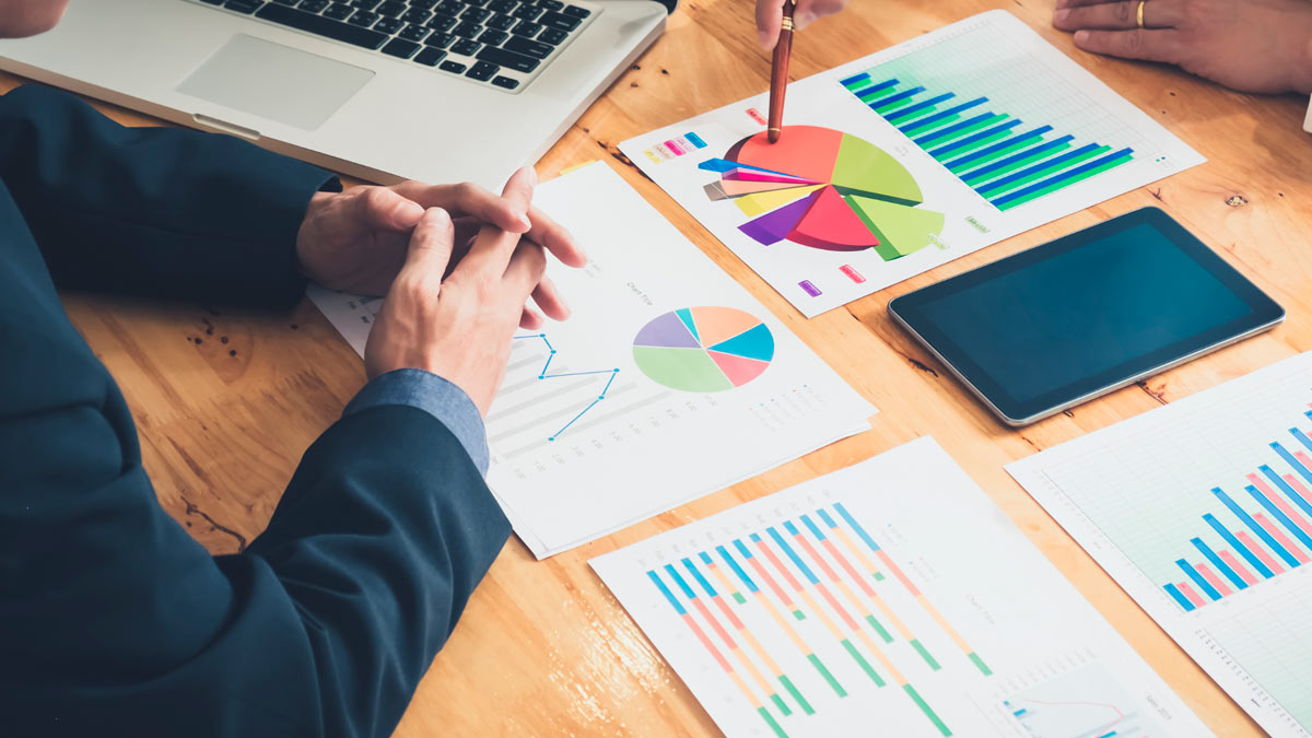 De exigencias normativas a ventaja competitiva. Dos personas están hablando de estrategia empresarial