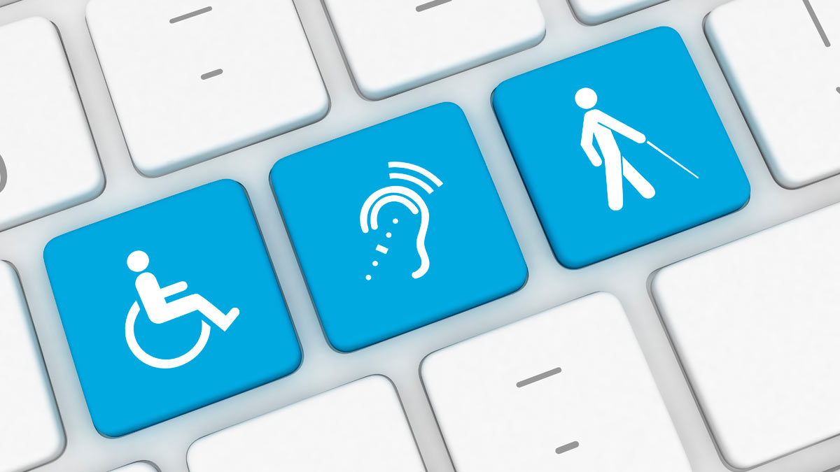 Tres teclas de un teclado de ordenador en color azul, cada una con un icono blanco que representa diferentes tipos de discapacidad: una persona en silla de ruedas, una oreja con ondas para discapacidad auditiva, y una persona con bastón para discapacidad visual.