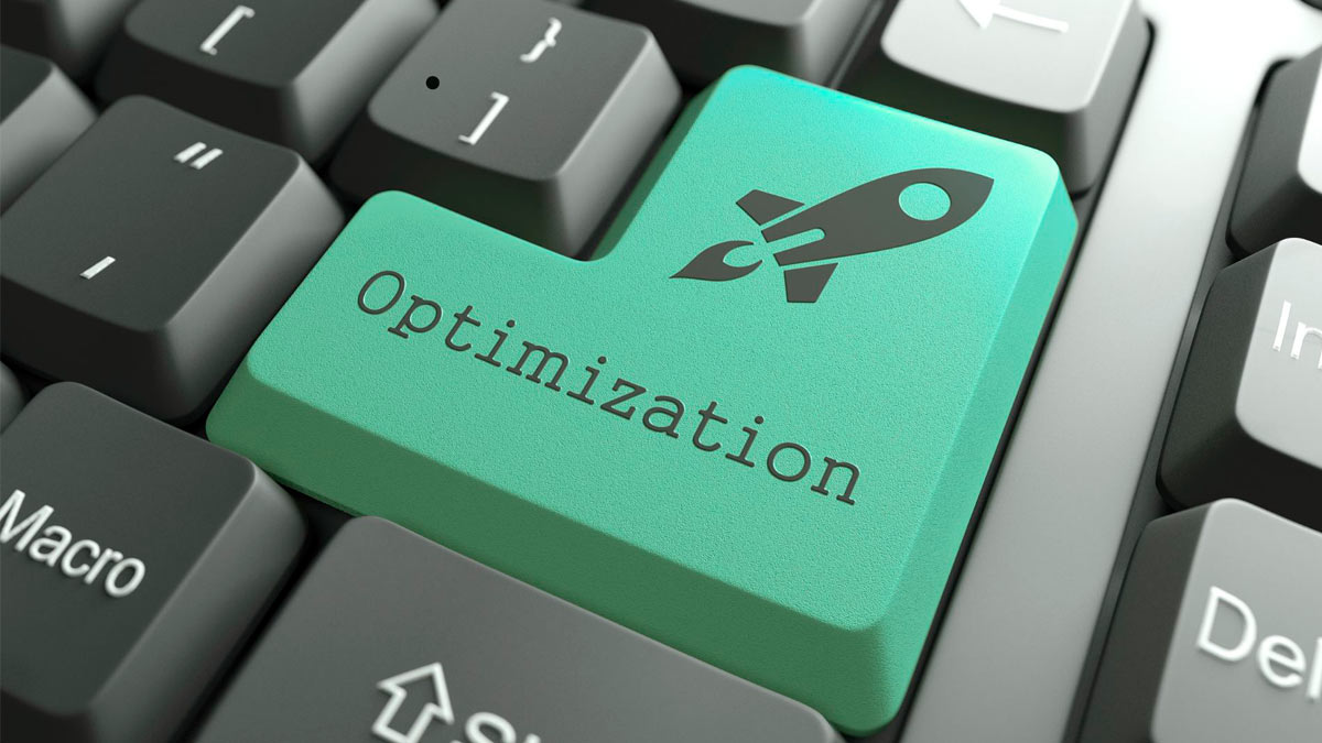 Tecla verde con la palabra ‘Optimization’ y un icono de cohete en un teclado, simbolizando la mejora del rendimiento y la eficiencia digital.